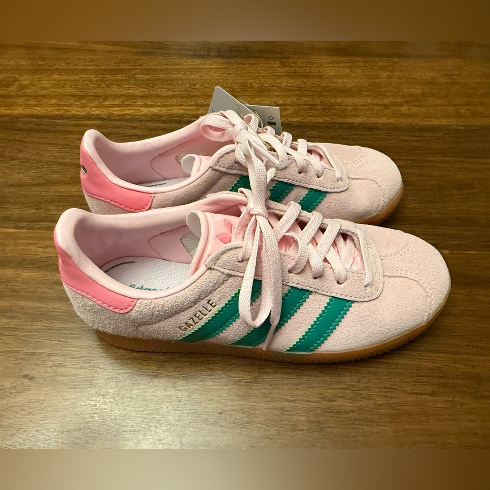 NEW Adidas Gazelle Pink Suede Sneakers with Green Stripes Kid Size 2